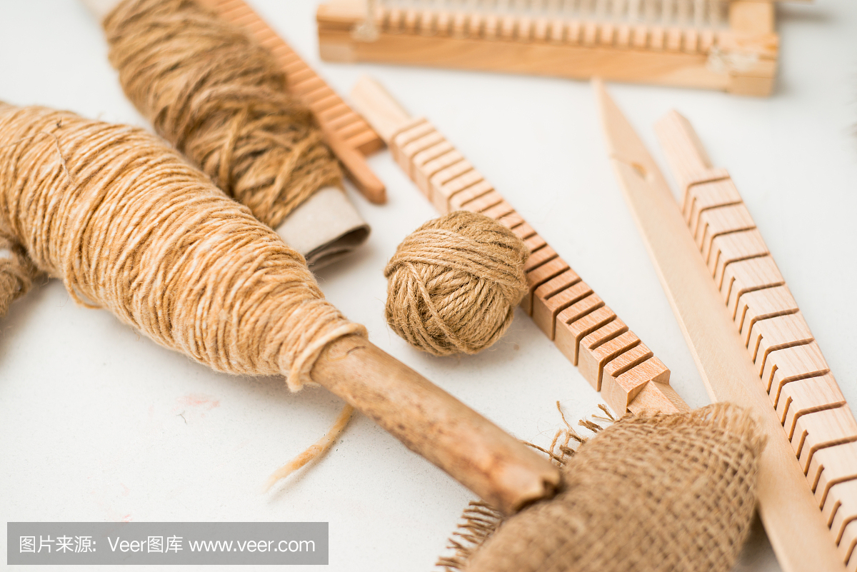 织造产品的丝线放在桌子上